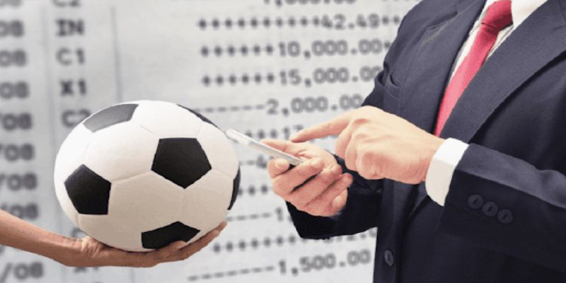 So sánh cá cược bóng đá online và truyền thống